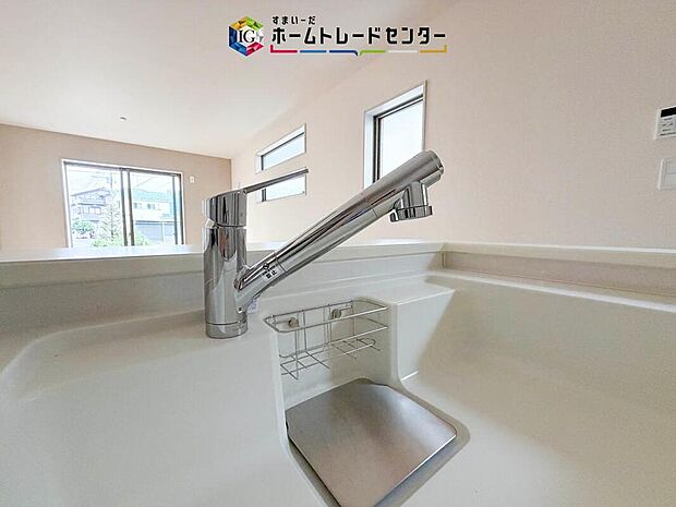 【【浄水器】】浄水カートリッジ内蔵で場所を取らずに見た目もスッキリ。ノズルはシャワーヘッドになっておりお掃除も楽々です。