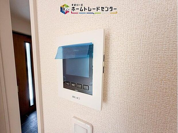 【【TVモニター付きインターホン】】録画機能もあり、どのような人が何時に来訪されたのかが分かります。防犯上はもちろん、お届け物などの把握にも便利です。ライトが付いているので、夜間でも安心です。

