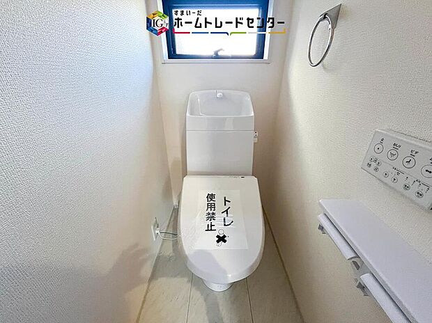 【【トイレ】】暖房機能の付いた便座は冬の寒い日にはあって良かったと本当に思います。もちろん快適で清潔なシャワー機能は標準で備えています。スペースも広くとっているので普段のお掃除もしやすいトイレスペースです。
