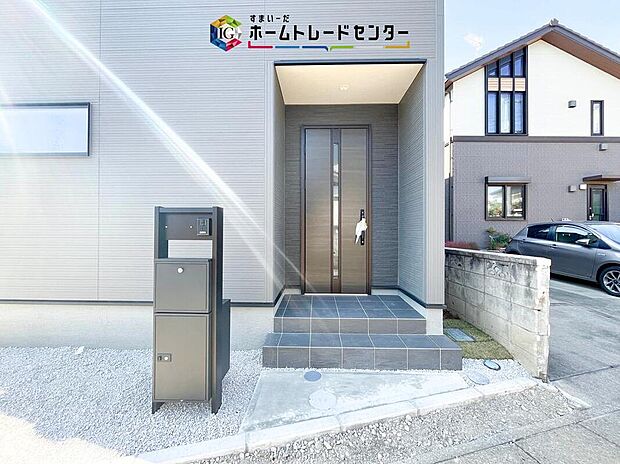 【玄関】駐車場横のアプローチを上がると、木目調の高級感のある玄関ドアがございます。玄関を開けると広々とした空間と収納も目の前に！玄関が広い家は入った瞬間から気持ちが良いです。ぜひご自身で確かめて見て下さい。