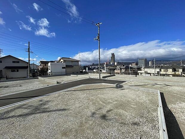 【現地土地写真】
京阪本線「樟葉」駅まで徒歩19分～20分の立地に、全7家族の街並みが誕生しました。実際の暮らしをイメージしやすい、複数の施工例やハウスプランをご用意しています。