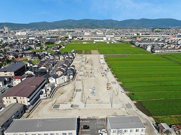 【航空写真】
全61区画の新街区が誕生!街区内にはお子さまが気軽に遊びに行ける公園も設置◎街並の統一感・通風・採光・プライバシーの確保など、多彩なプランをご用意しております。