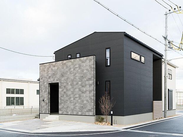 【【外観/10号地モデルハウス】】10号地は開放感のある角地に立地。カースペース2台分付きです(車種による)。現地にてモデルハウスご見学いただけます。