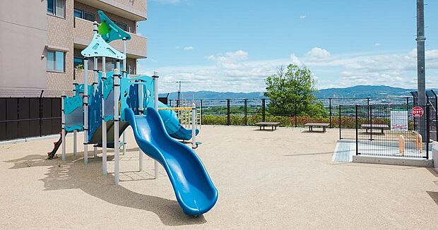 【【分譲地内の公園写真】】分譲地内に2ヶ所の公園を設けています。お子様が気軽に遊びに行けるほか、大人同士のコミュニティの場としてもご活用いただけます。
