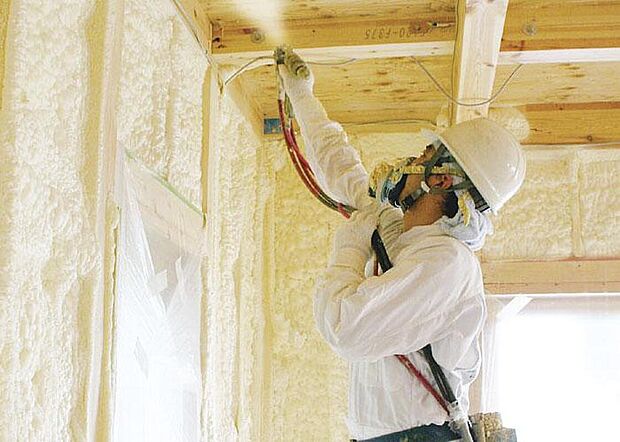 【家全体をすっぽり包む高断熱工法】断熱材は壁、屋根裏を硬質ウレタンフォームですっぽりと覆う、現場吹き付け発泡施工を実施。細かな隙間もくまなく吹き付けるため高い断熱性と気密性を長期間に渡って維持します。
