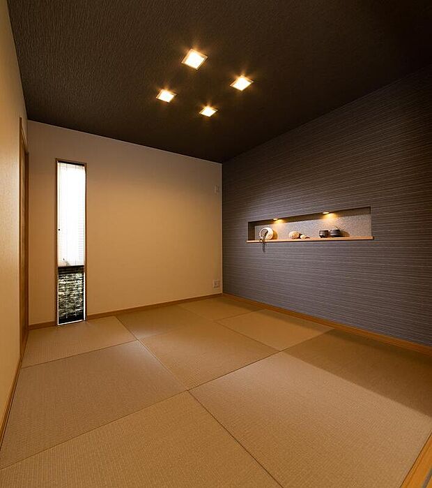 【【当社施工例/和室】】洋室とは異なる雰囲気が楽しめる和の空間です。温かみのある照明がより一層、落ち着きとくつろぎを演出します。