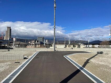 【前面道路含む現地写真】