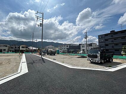 【前面道路含む現地写真】