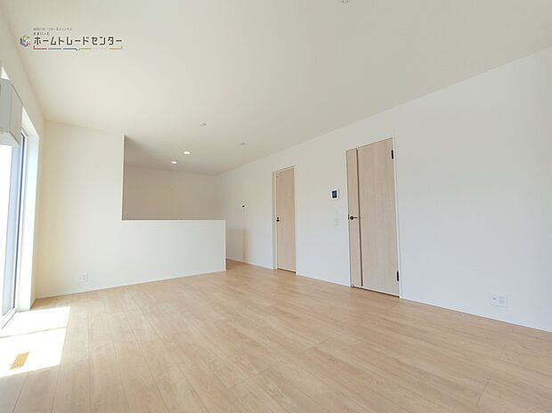 ◆木目調で温かく、居心地の良いリビングはご家族みんなの憩いの場です♪