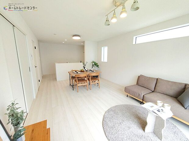 2号棟◆大きな窓は遮音性に優れたペアガラスの窓となっています。リビングでたくさんはしゃいで遊んでも、お子様の声を気にしなくて大丈夫です!※家具等は含まれません。