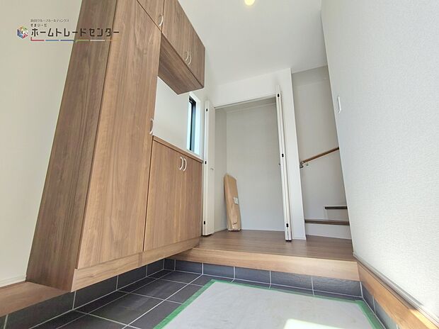 ◆お家で出会う人々を迎える玄関だからこそ、広々清潔感あふれる空間にしたいものです。採光・通風にも配慮された設計で毎日明るい空間をキープします♪