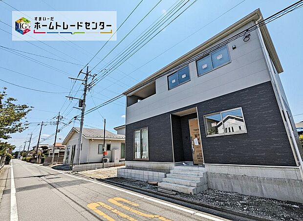 広い前面道路で駐車もスムーズ、送り迎えも安心。ゆとりある道路環境が、忙しい毎日をサポートし、家族の暮らしを快適にします。現地（2026年7月）撮影