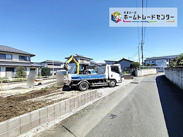 南側の公道に面した整形地が確認できる現地写真。道路は舗装され、敷地内に車両が入る余裕があり、静かな住宅街の落ち着いた雰囲気が感じられます。