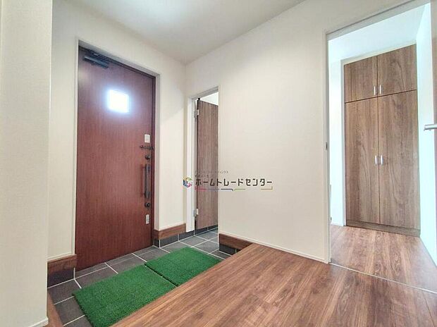 【玄関】3号棟◆玄関はたっぷりの収納スペースで清潔感のあるすっきりした空間をキープできます♪