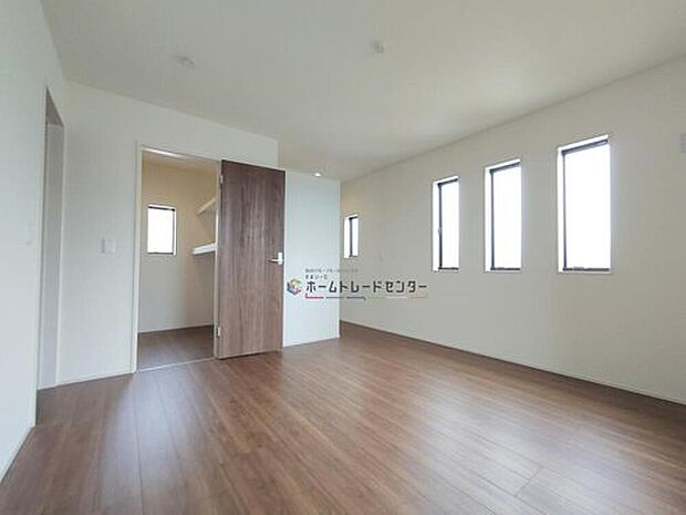 【リビング以外の居室】3号棟◆主寝室はダブルベッドを設置しても十分な広さがあります♪WICが付いているのでお部屋も綺麗に保てます♪