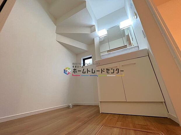 【洗面台・洗面所】◆洗面スペースはお掃除やメンテナンスが楽にできる様に設計されております。ドラム式の洗濯機を配置しても十分なスペースを確保した設計となっております。