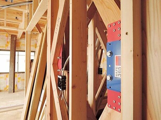 【メーカー共同開発により完成した制震装置『SAFE365』】住宅の持っている、もともとの耐震性能を維持していくために重要な役割を果たす制振装置『SAFE365』。高層ビルの制震装置にも使われている粘弾性素材を活用したもので、優れた地震エネルギーの吸収を実現します。
