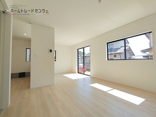 【リビング】◆明るい陽射しが入ってくるLDK♪