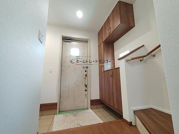 【玄関】◆お家で出会う人々を迎える玄関だからこそ、広々清潔感あふれる空間にしたいものです。採光・通風にも配慮された設計で毎日明るい空間をキープします♪