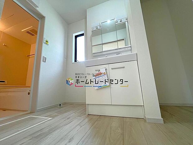 【洗面台・洗面所】◆洗面スペースはお掃除やメンテナンスが楽にできる様に設計されております。ドラム式の洗濯機を配置しても十分なスペースを確保した設計となっております。