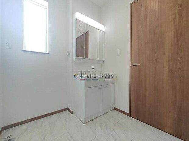 【洗面台・洗面所】◆洗面スペースはお掃除やメンテナンスが楽にできる様に設計されております。ドラム式の洗濯機を配置しても十分なスペースを確保した設計となっております。

