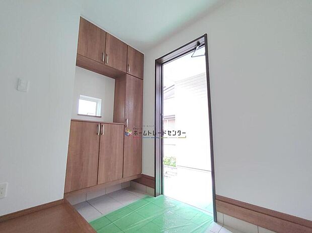 【玄関】◆広々とした玄関には、大きな収納スペース有♪いつでもきれいな空間をキープできますね♪