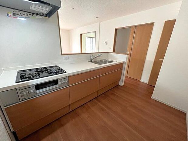 【６号棟キッチン】見栄えもよくお手入れもスムーズに出来ます。豊富な収納力もございますので、キッチンスペースをスッキリとお使い頂けそうです。