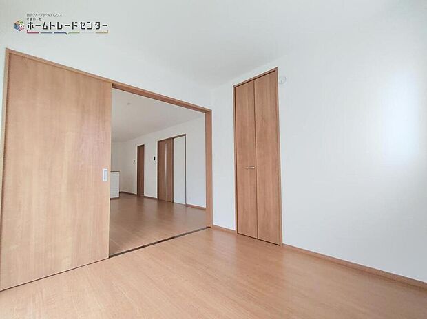 【リビング以外の居室】◆リビングと隣接する洋室のお部屋は、リビングの延長として、お子様の宿題やお遊びスペースとしても利用できる便利な空間です♪