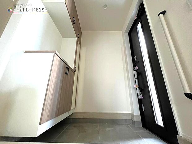 【玄関】◆お家に出会う人々を迎える玄関だからこそ、広々清潔感あふれる空間にしたいものです。採光・通風にも配慮された設計で毎日明るい空間をキープします！