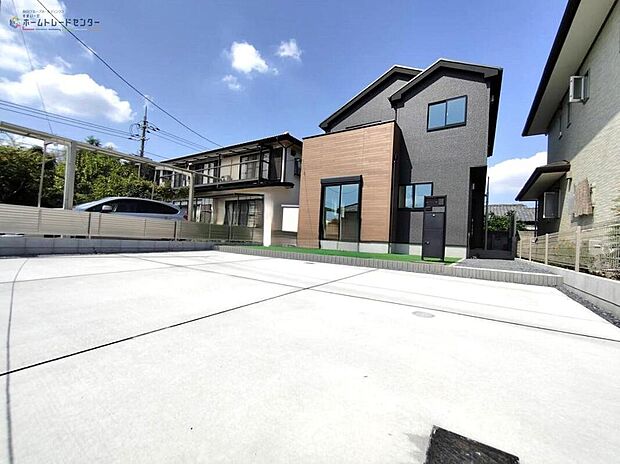 【駐車場】カースペースが3台分ございますので、家族分の自転車を駐輪したり、急な来客用の駐車スペースとしてもお使いいただけます♪