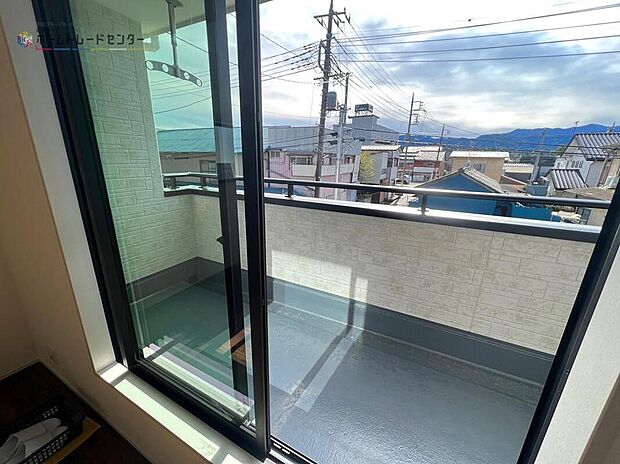 【バルコニー】◆南向きのバルコニーの前には雲以外に太陽を遮るものがありません。お洗濯物も乾きやすく、何より明るく気持ちのいい光が入ってきます!
