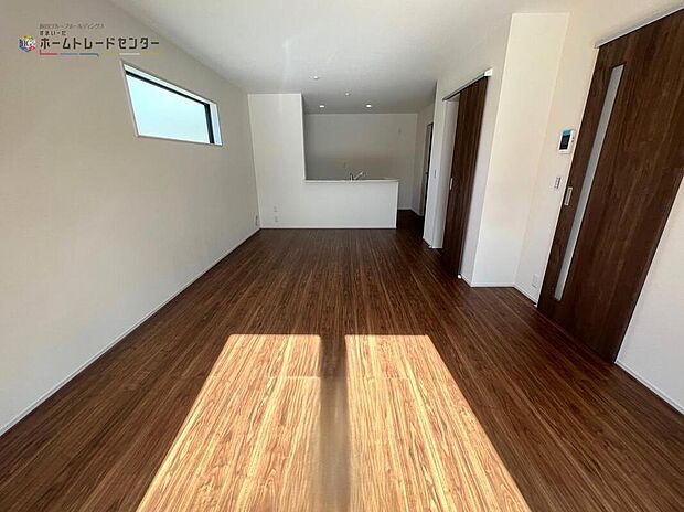 【リビング】1号棟◆南向きの大きな窓から明るい陽射しがたっぷり入ります。一日を通して陽射しをしっかり取り込んでくれる2面採光なので、夜まで照明いらずで過ごせます!