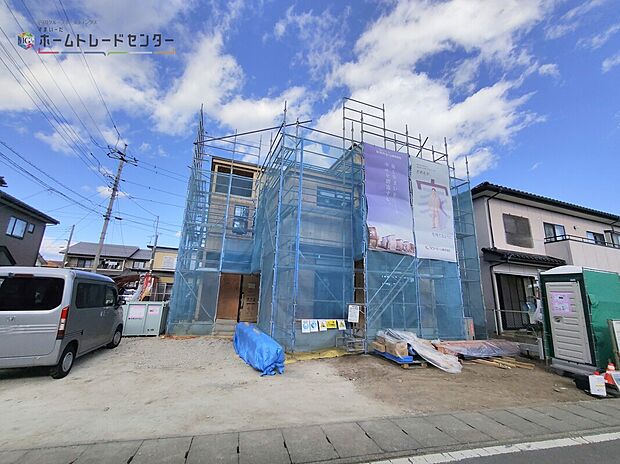 【現地外観写真】◆広々としたカースペースがあれば、お子様の乗り降りもスムーズにできます♪