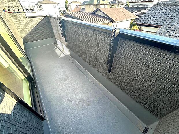 【バルコニー】◆南向きのバルコニーの前には雲以外に太陽を遮るものがありません。お洗濯物も乾きやすく、何より明るく気持ちのいい光が入ってきます!