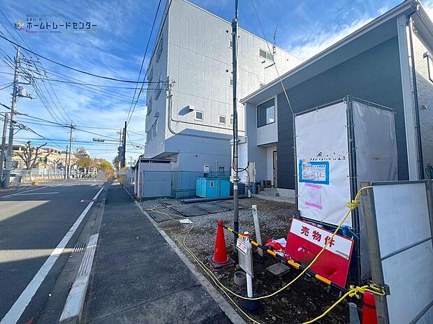 【前面道路含む現地写真】小学校まで徒歩4分!さらに家の前には安全な歩道があり、安心ですね♪
現地(2025年11月24日)撮影