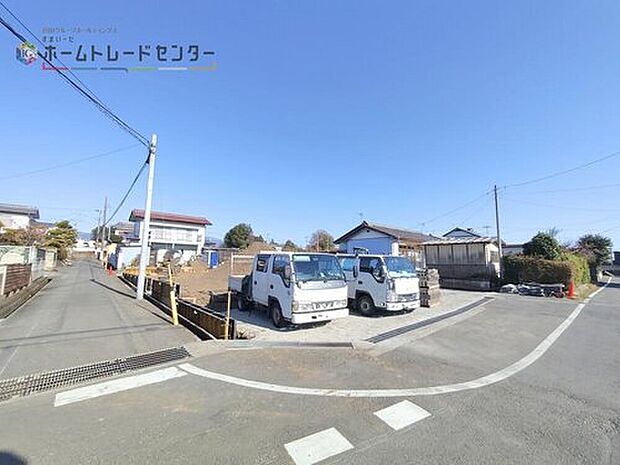 【前面道路含む現地写真】飯田グループホールディングス唯一の販売専門会社のホームトレードセンターの社員が直接、当物件をご案内いたします。見学希望、資料請求等、お気軽にお問い合わせくださいませ♪