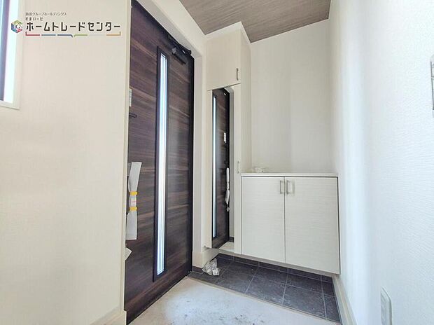 【玄関】◆お家で出会う人々を迎える玄関だからこそ、広々清潔感あふれる空間にしたいものです。採光・通風にも配慮された設計で毎日明るい空間をキープします♪