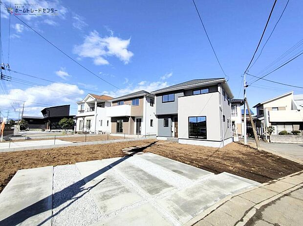 【駐車場】2号棟◆駐車場は各号棟3台分確保しました!ご夫婦それぞれ車をお持ちいただけるだけでなく、急な来客にも対応でき、空いたスペースはお子様の自転車なども停められます。