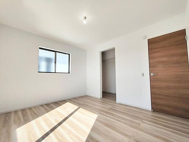 【リビング以外の居室】1号棟◆2階のプライベートルームは2面採光で一日を通して陽光が差し込む明るい室内。毎日スッキリとお目覚めいただけそうです。