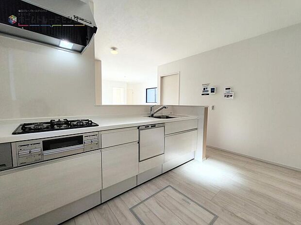 【キッチン】◆広々としたキッチンスペースでは、お子さまと一緒にお料理も可能♪