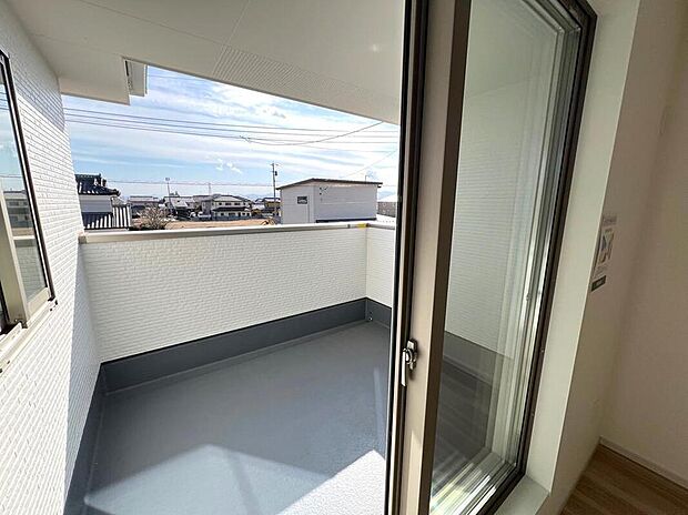 【バルコニー】◆南向きのバルコニーの前には雲以外に太陽を遮るものがありません。お洗濯物も乾きやすく、何より明るく気持ちのいい光が入ってきます。