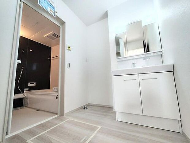 【洗面台・洗面所】2号棟◆洗面スペースはお掃除やメンテナンスが楽にできる様に設計されております。ドラム式の洗濯機を配置しても十分なスペースを確保した設計となっております。