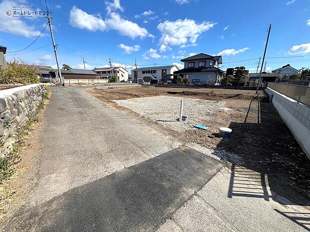 【前面道路含む現地写真】飯田グループホールディングス唯一の販売専門会社のホームトレードセンターの社員が直接、当物件をご案内いたします。見学希望、資料請求等、お気軽にお問い合わせくださいませ!