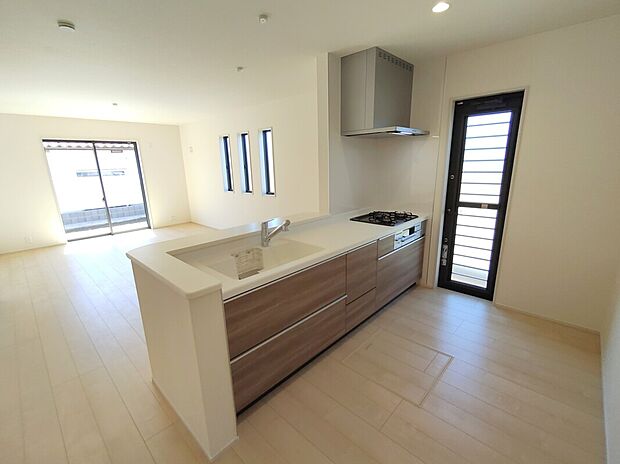 【【システムキッチン】】見栄えもよくお手入れもスムーズに出来ます。豊富な収納力もございますので、キッチンスペースをスッキリとお使い頂けそうです。