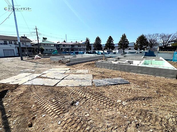 【現地写真】静かな住宅街に佇む、落ち着きのある住まい。程よい距離感が心地よく、穏やかで安心感のある暮らしがここから始まります。