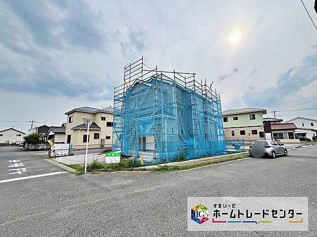 【前面道路含む現地写真】前面道路は約6.2ｍ～9ｍとゆとりがあり、車の出し入れもスムーズに行えます。