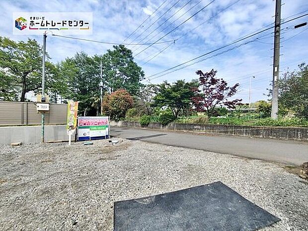 【前面道路含む現地写真】交通量の少ない閑静な住宅街。前面道路の幅員が広いため、後続車を気にせず落ち着いて駐車できる、運転する人に優しい環境です。