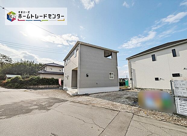 【前面道路含む現地写真】住人以外の車の進入も少なく、小さなお子様を持つご家庭にも安心。カースペースを広く確保したので、愛車のお手入れもしやすくなっております。資料送付・ご見学即対応！お気軽にお問い合わせください♪