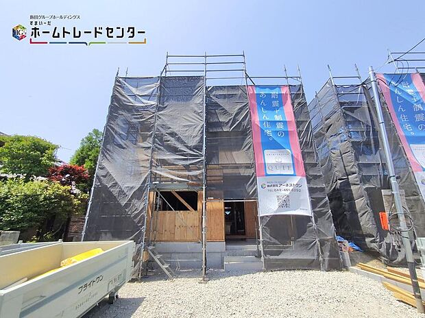 【現地外観写真】2026年5月撮影
（２号棟外観）
全居室6帖以上の広々としたお部屋が自慢の家！
主寝室はWIC付で大きなベッドを置いてもゆとりがあります。
