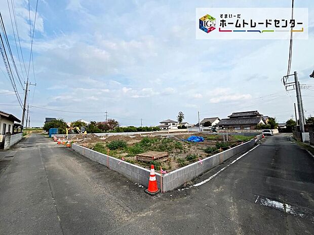 【現地外観写真】落ち着いた街並みの中にありながら、生活に必要な施設が身近にそろう便利な住環境。毎日の暮らしを快適に支える、家族にうれしいロケーションです。